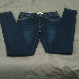 Girl Levi's Stretch Skinny Jeans.